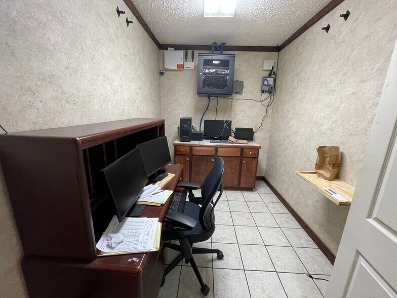 More Photos Of 433 S Main St, Swainsboro Showroom For Sale