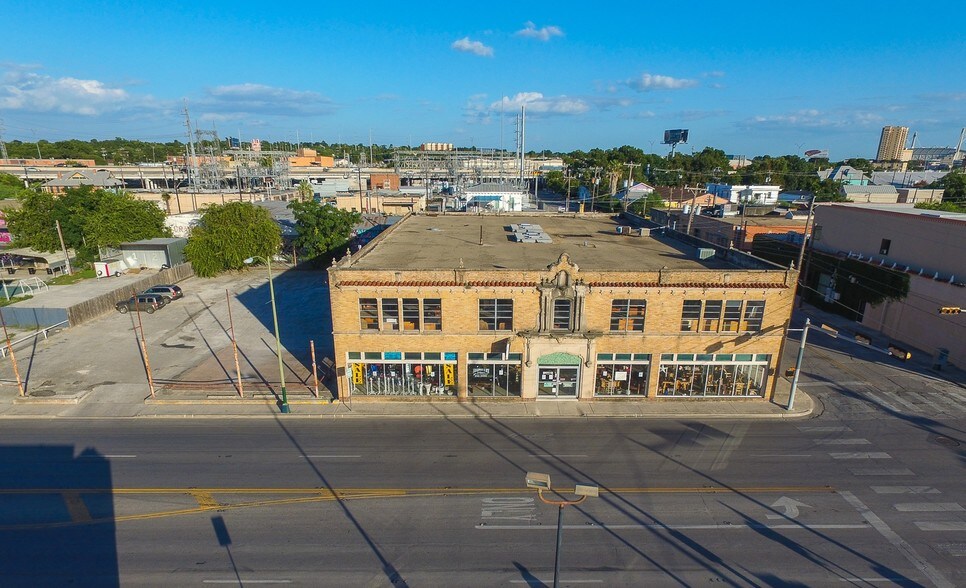 More Photos Of 900 Broadway St, San Antonio General Retail For Lease