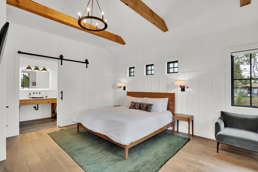 More Photos Of 560 E Main Ave, Sisters Hotel For Sale