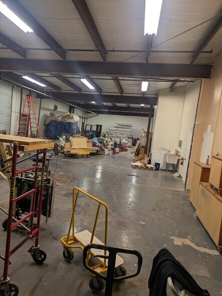 More Photos Of 6540 Corporate Park Cir, Fort Myers Light Distribution For Sale