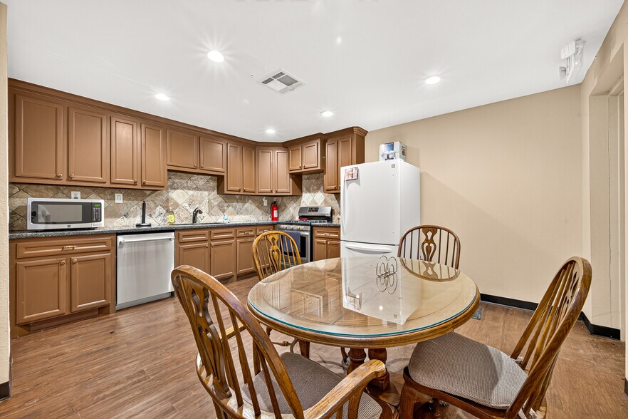 More Photos Of 214 N Loop 336 E, Conroe Office For Sale