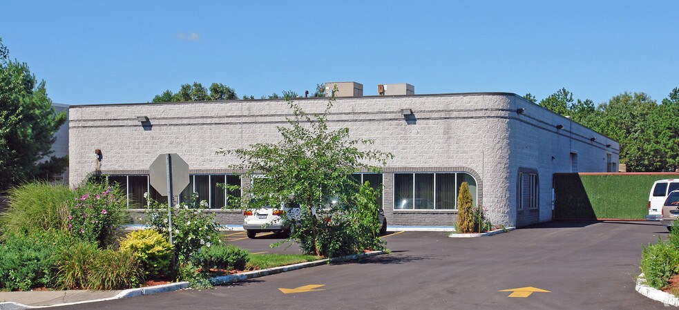 More Photos Of 28 Old Dock Rd, Yaphank Warehouse For Sale