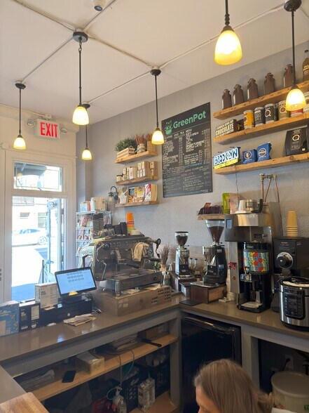More Photos Of 86 Greenpoint Ave, Brooklyn Convenience Store For Lease