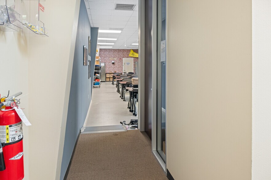 More Photos Of 18000 Groeschke Rd, Houston Airplane Hangar For Lease