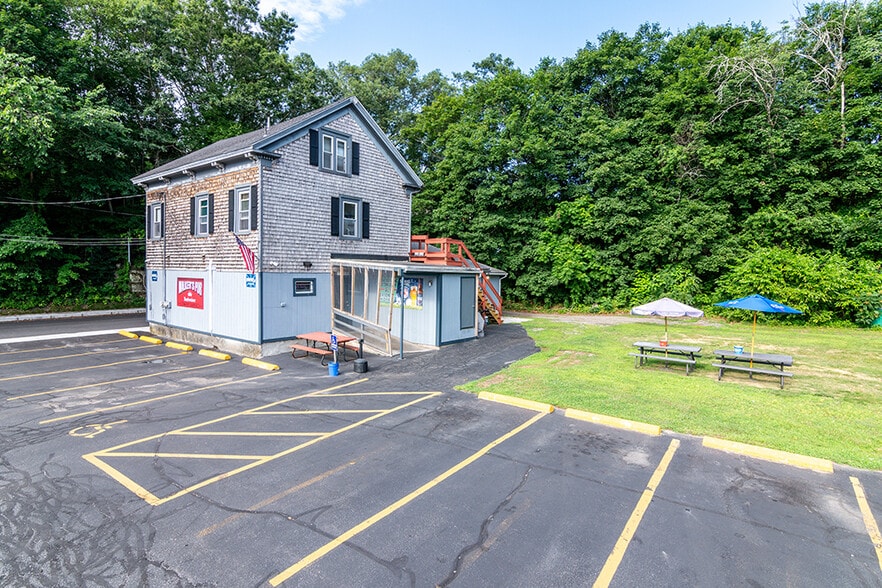 More Photos Of 104 Canal St, Blackstone Bar For Sale