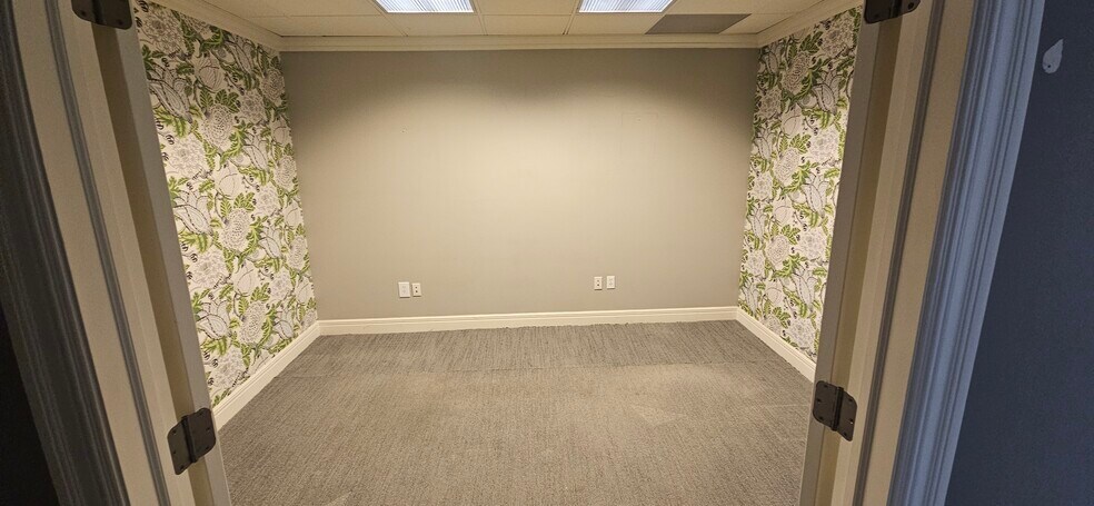 More Photos Of 10520 Barkley St, Overland Park Office For Lease