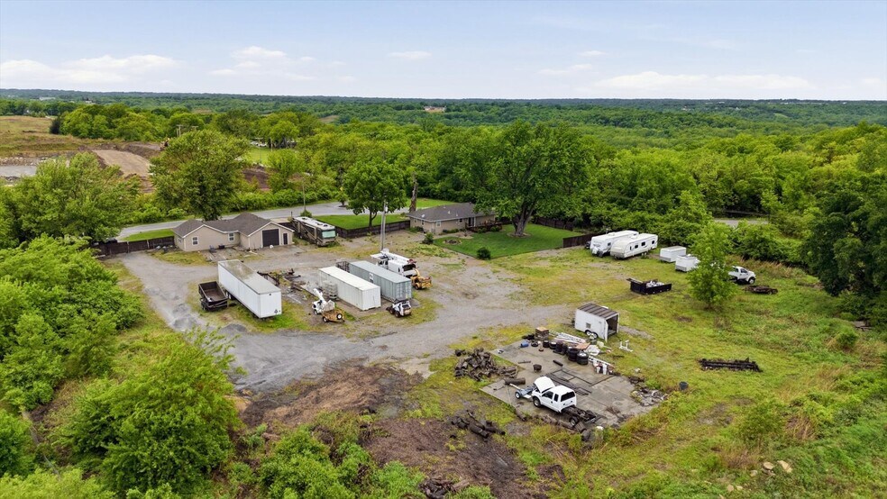 More Photos Of 2450 NW Lowenstein Dr, Lee's Summit Flex For Sale