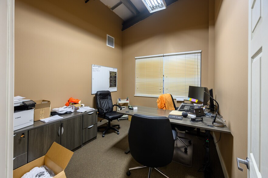 More Photos Of 2123 Deerhound ave, Redmond Service For Lease