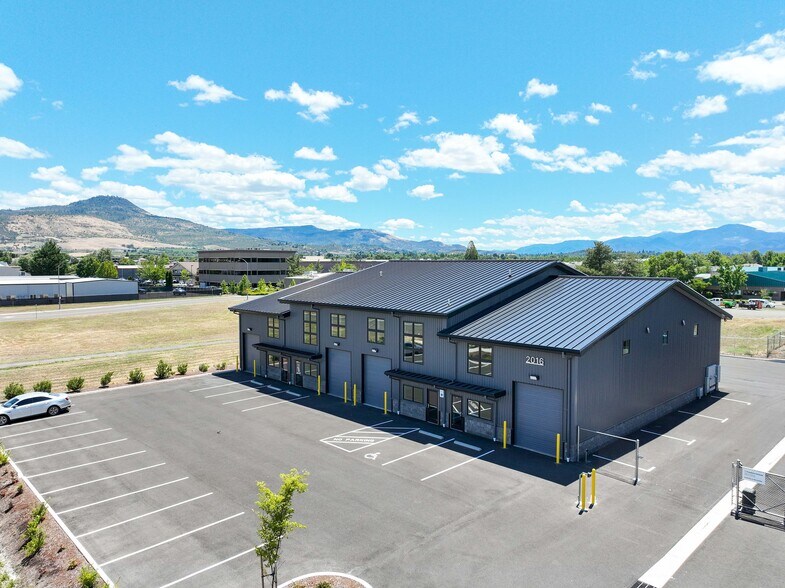 Primary Photo Of 2016 Commerce, Medford Showroom For Lease