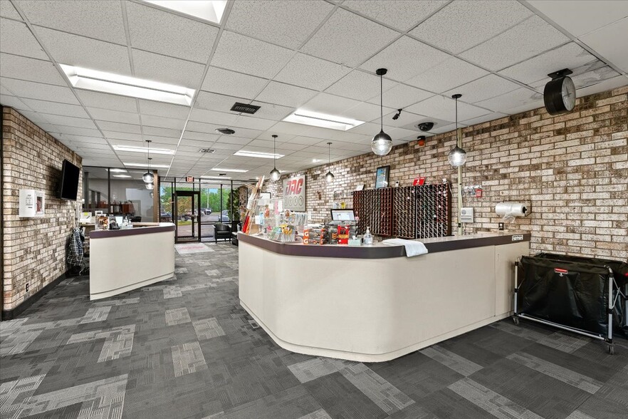 More Photos Of 2140 Fairway Dr, Davison Sports And Entertainment For Sale