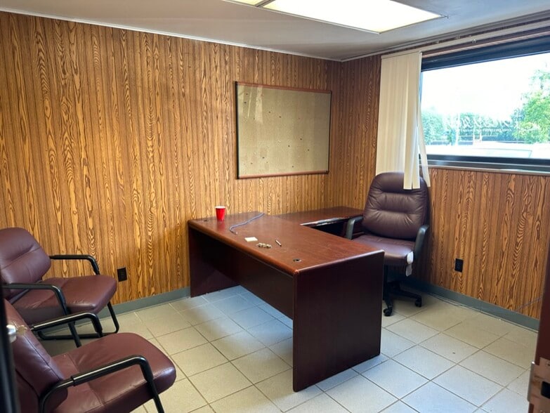 More Photos Of 802 Hickory St, Mahomet Warehouse For Lease