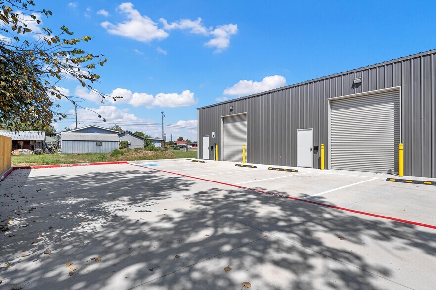 More Photos Of 210-212 Stanfield Dr, Waco Light Manufacturing For Lease