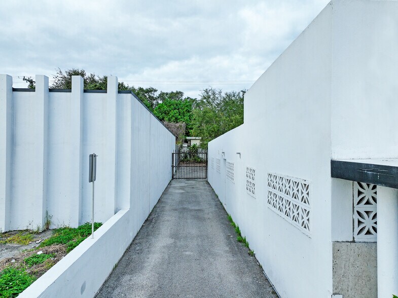 More Photos Of 901 NE 79th St, Miami Office For Lease