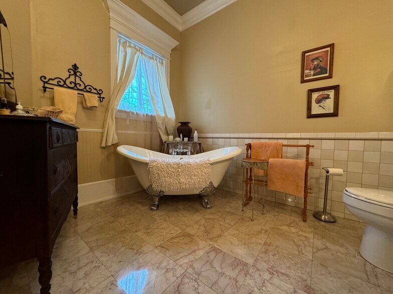 More Photos Of 224 W Chickasaw St, Tahlequah Hospitality For Sale