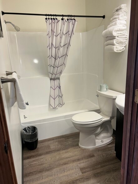 More Photos Of 332 E Onota St, Munising Hotel For Sale
