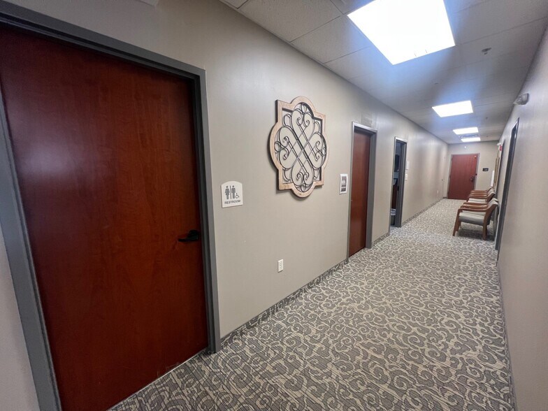 More Photos Of 121 Saint Andrews Ct, Mankato Medical For Lease