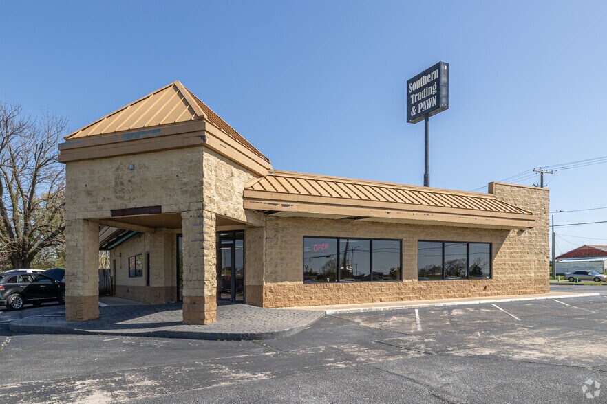 More Photos Of 200 SW Regional Airport Blvd, Bentonville Freestanding For Sale