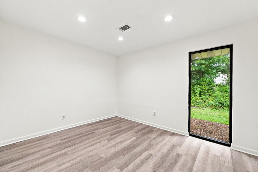 More Photos Of 600 Houze Way, Roswell Medical For Lease