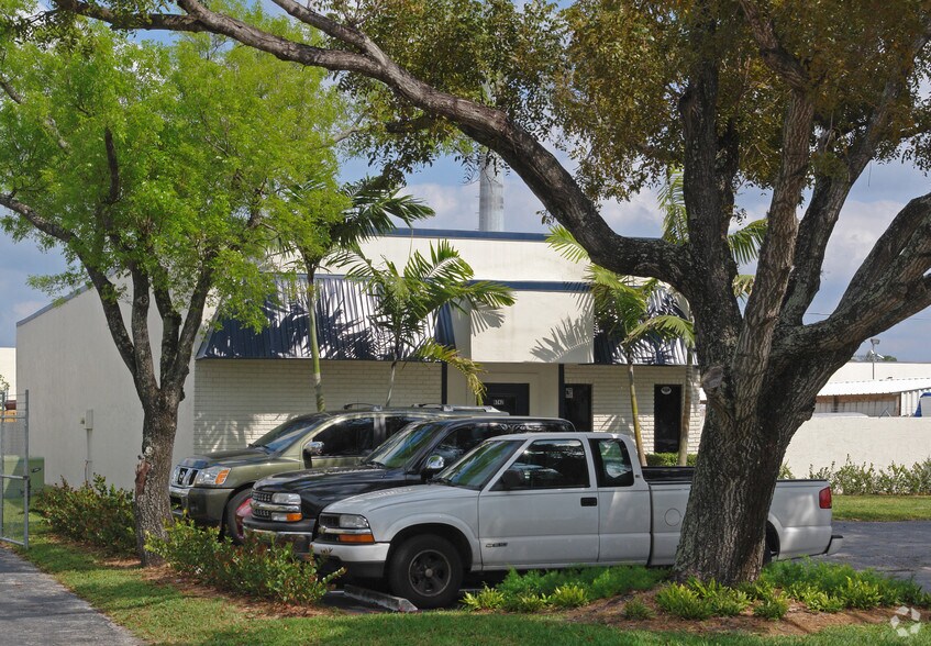 More Photos Of 6742 NW 17th Ave, Fort Lauderdale Warehouse For Lease