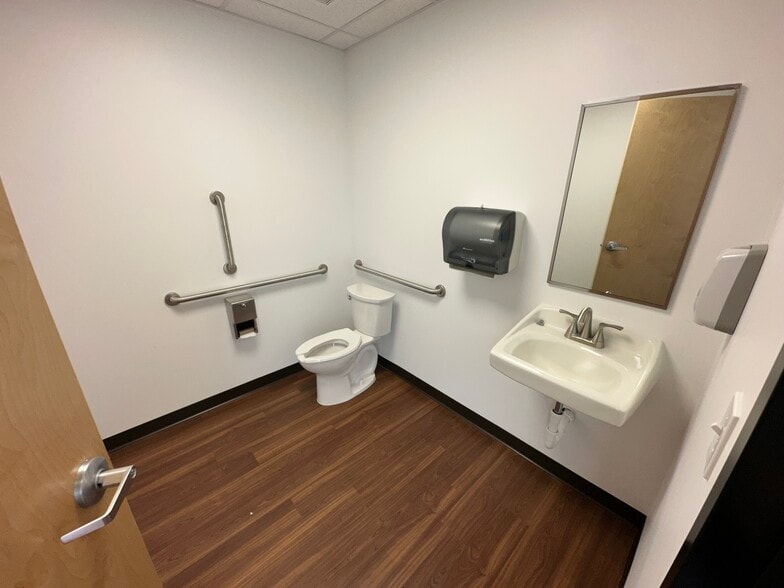 More Photos Of 9361 Seward Rd, Fairfield Warehouse For Lease