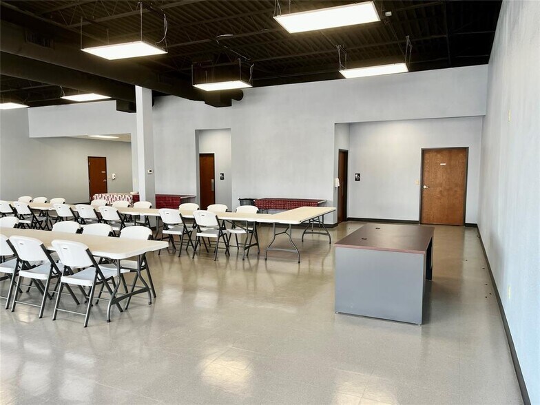 More Photos Of 102 W Dallas St, Llano Storefront Retail Office For Lease