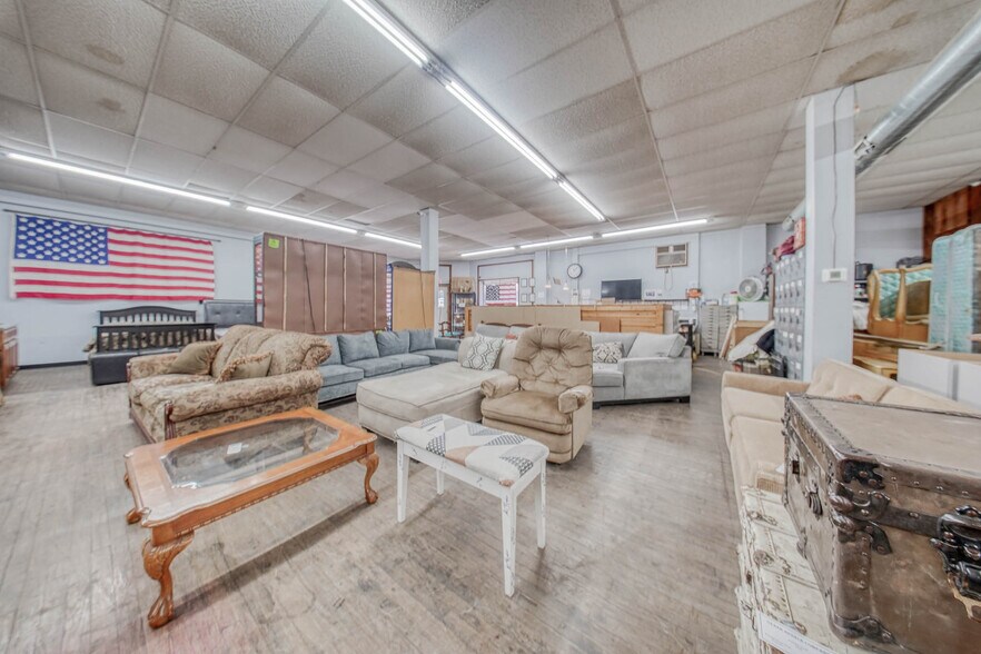 More Photos Of 105 E Walnut St, Houston Freestanding For Sale