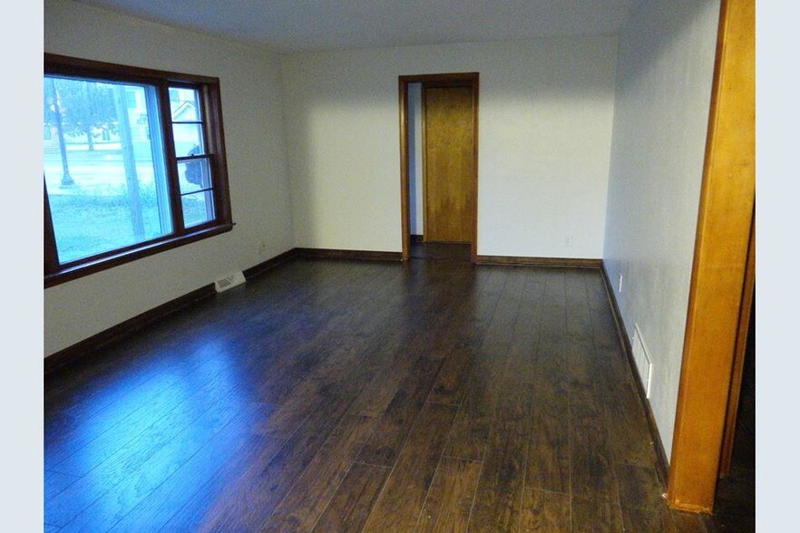 More Photos Of 518 W Main St, Kirkland Freestanding For Sale