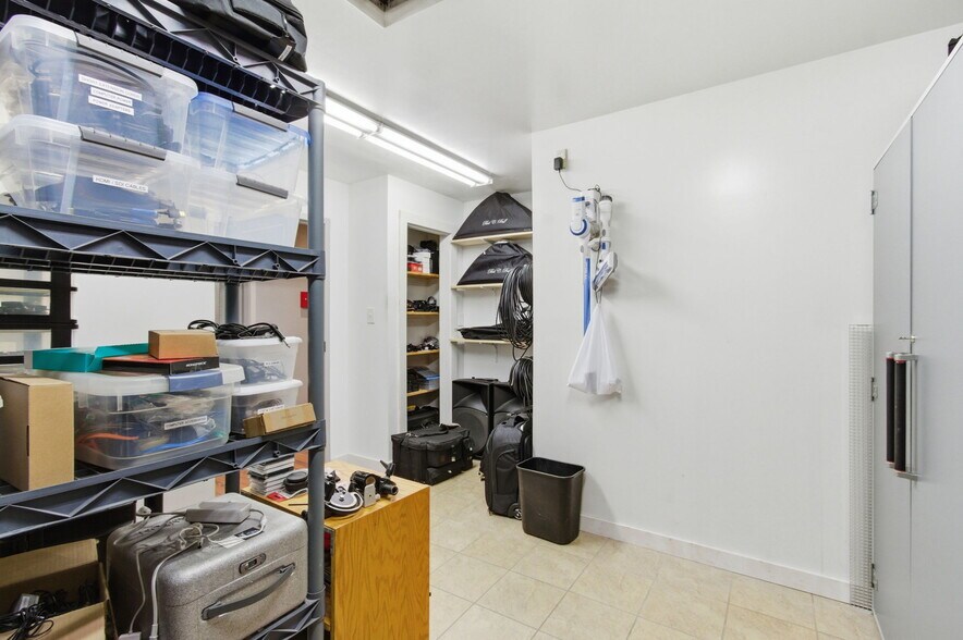 More Photos Of 7731 Traders Ln, Indianapolis Office For Sale