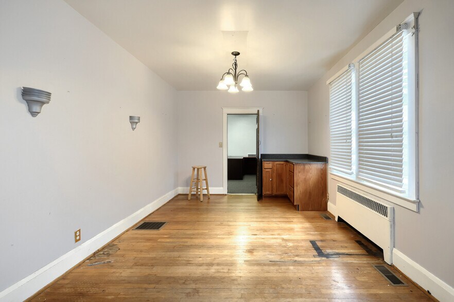 More Photos Of 550 S Main St, Shrewsbury Freestanding For Lease