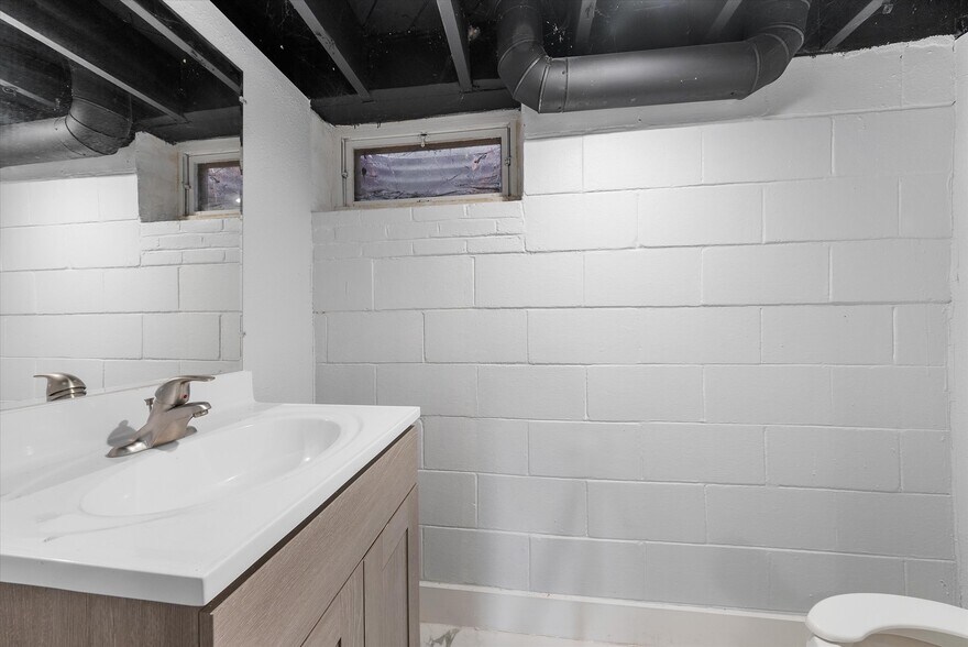 More Photos Of 7518 W Fond Du Lac Ave, Milwaukee Freestanding For Sale