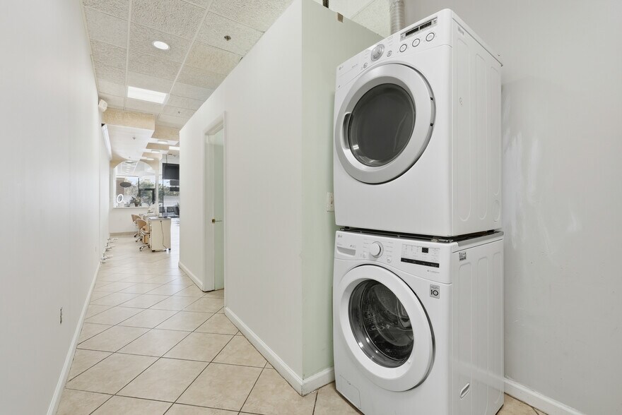 More Photos Of 9536 Liberia Ave, Manassas Supermarket For Lease