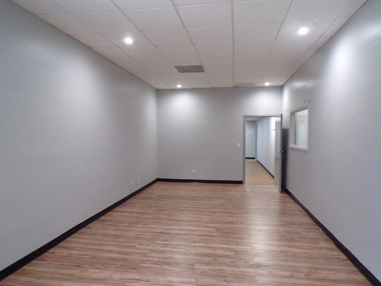 More Photos Of 845 Creative Dr, Lakeland Warehouse For Lease