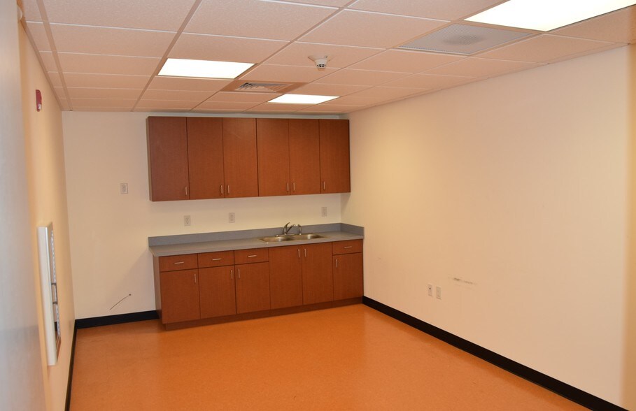 More Photos Of 800 W Indiantown Rd, Jupiter Storefront Retail Office For Lease