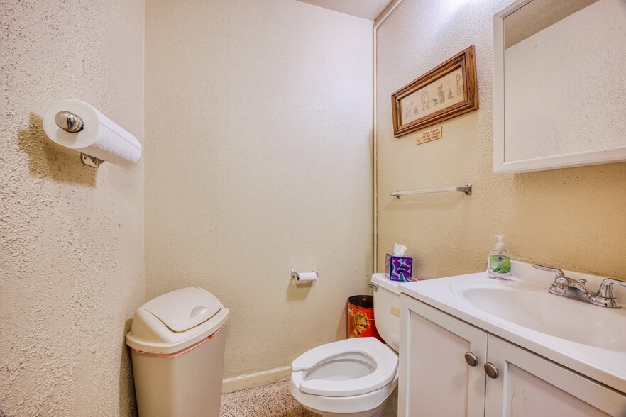 More Photos Of 20825 Plymouth Rd, Detroit Medical For Sale