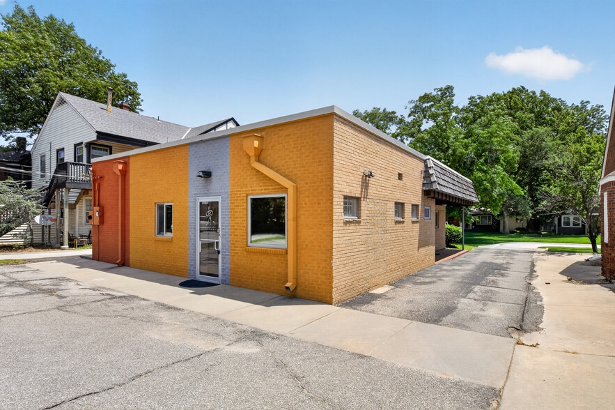 More Photos Of 133 N Glendale St, Wichita Office For Sale