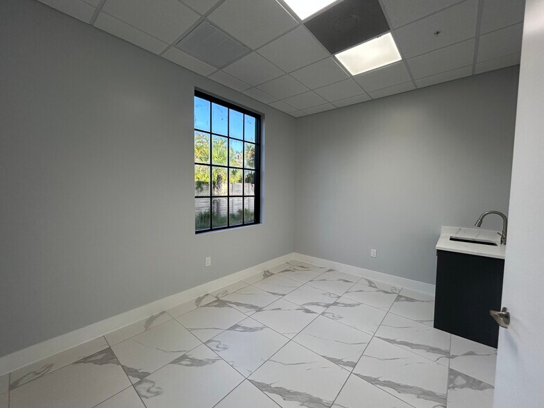 More Photos Of 22904 Lyden Dr, Estero Medical For Lease