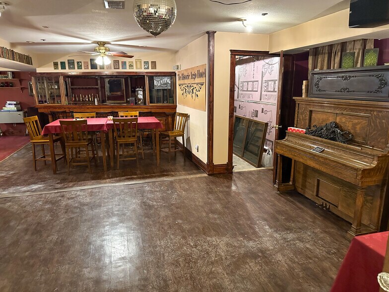 More Photos Of 211 W Kansas St, Crofton Hotel For Sale