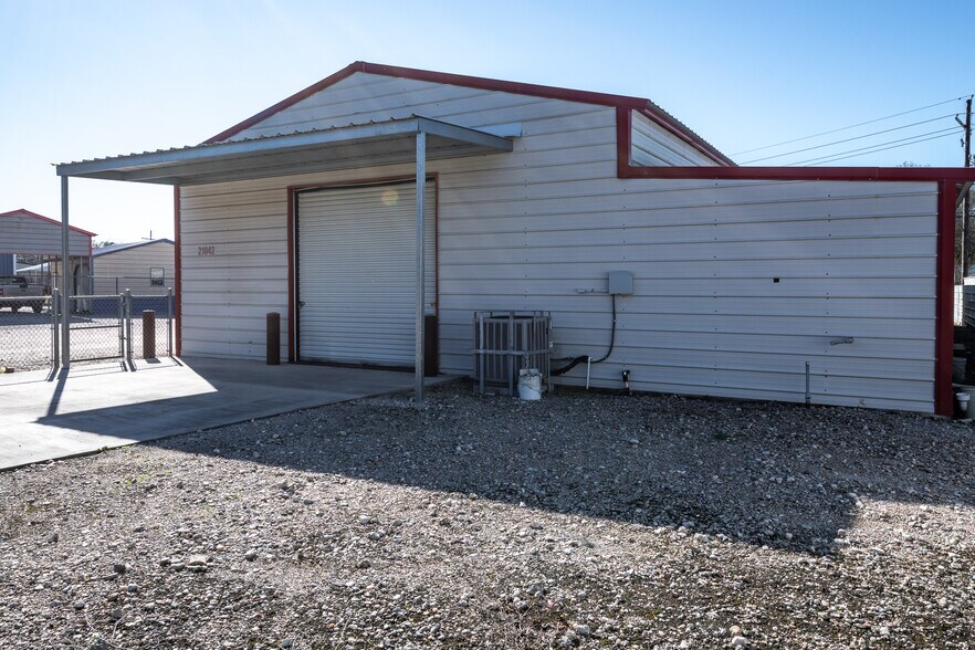 More Photos Of 21040 Loop 494, New Caney Warehouse For Lease