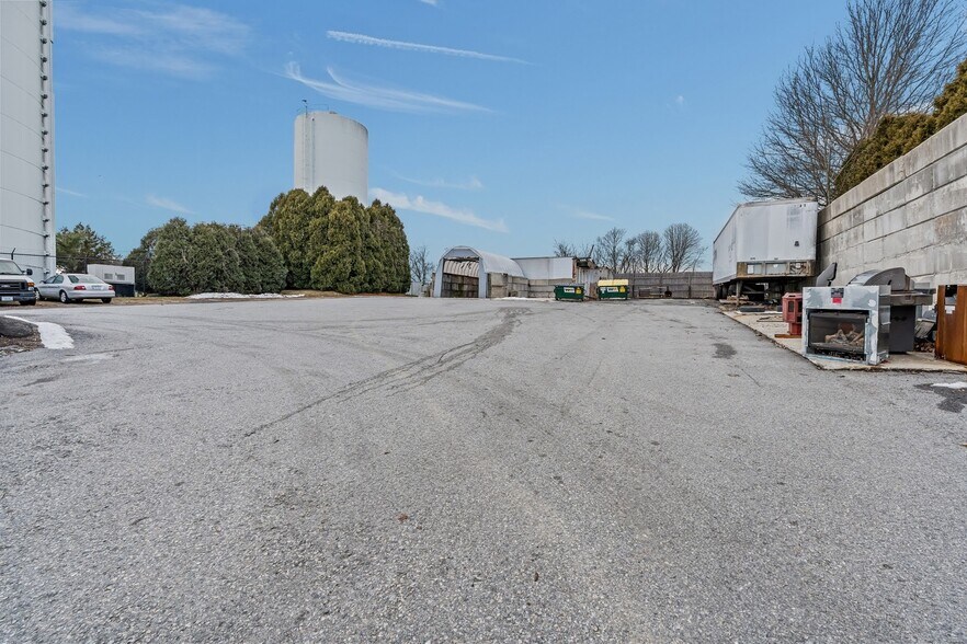 More Photos Of 1960 E Main Rd, Portsmouth Freestanding For Sale
