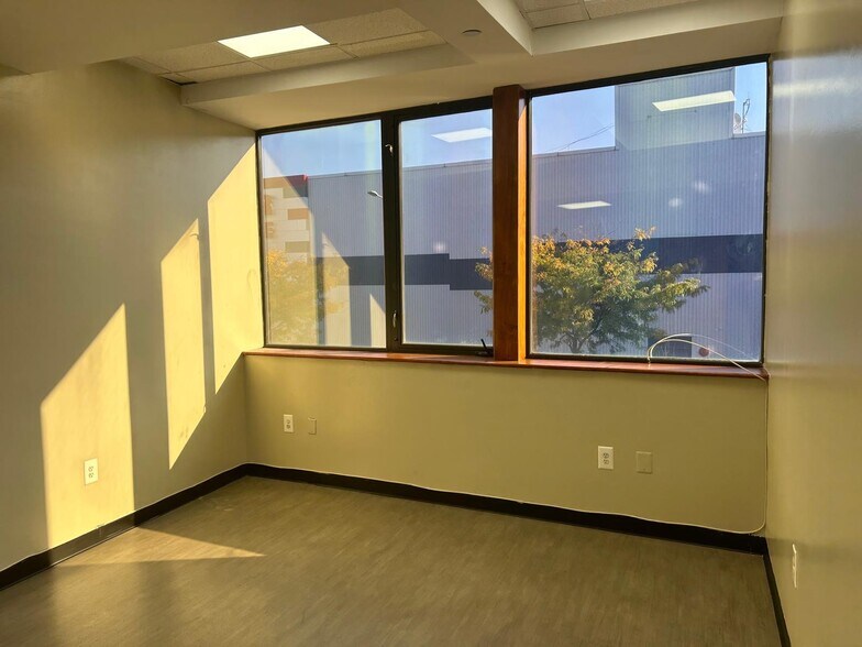 More Photos Of 5414 74th St, Elmhurst Coworking Space