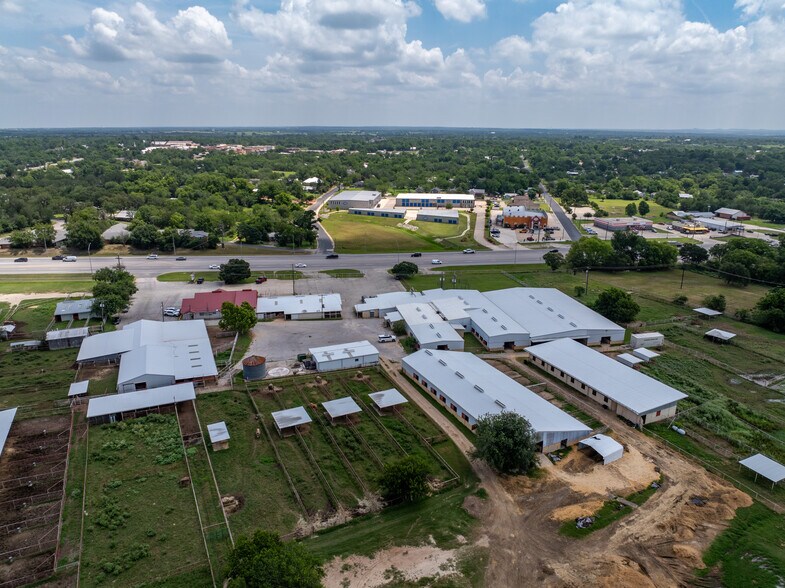 More Photos Of 600 W US Highway 290, Elgin Veterinarian Kennel For Sale