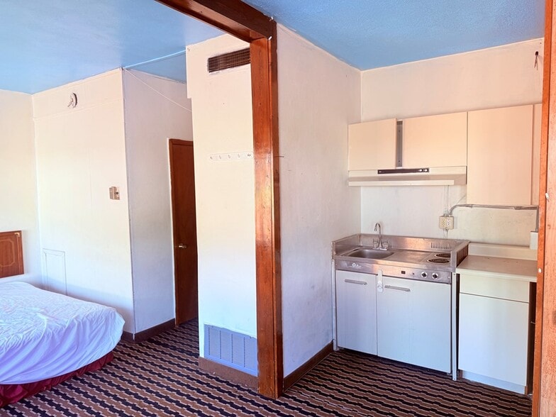 More Photos Of 834 3rd St, New Martinsville Hotel For Sale