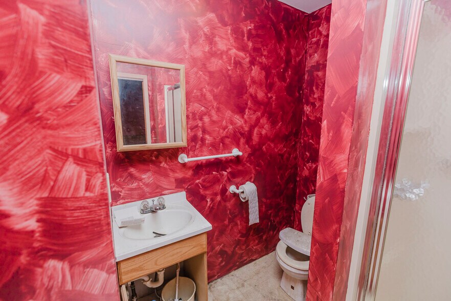 More Photos Of 110 N Poplar St, Hutchinson Warehouse For Sale