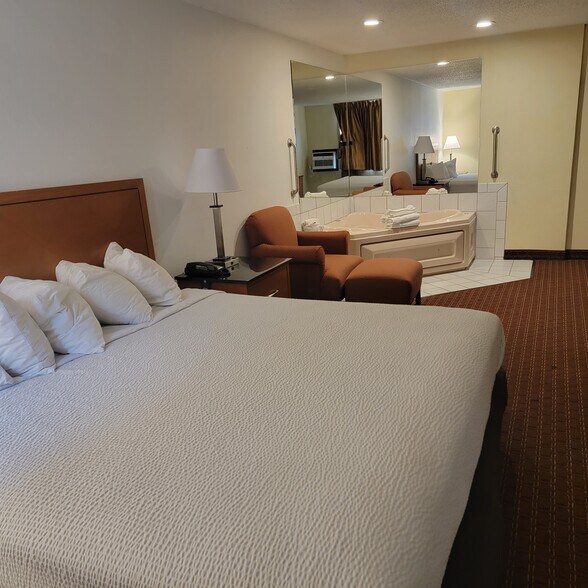 More Photos Of 3040 5th Ave S, Fort Dodge Hotel For Sale