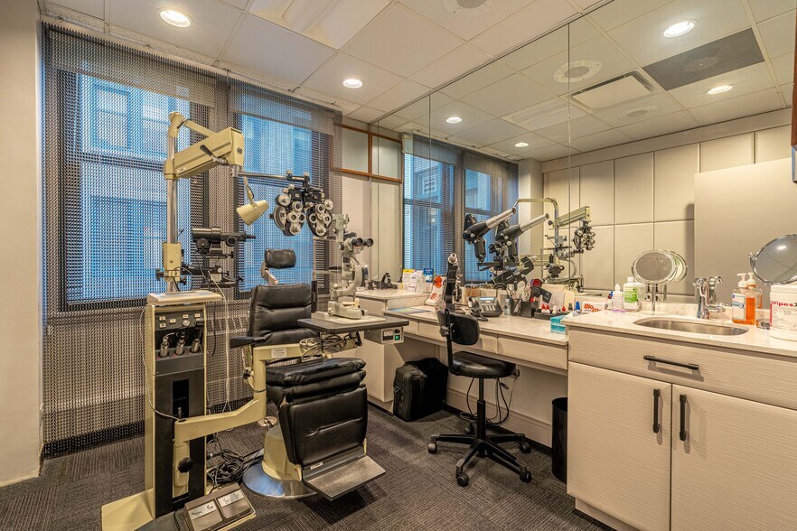 More Photos Of 50 E Washington St, Chicago Office For Sale