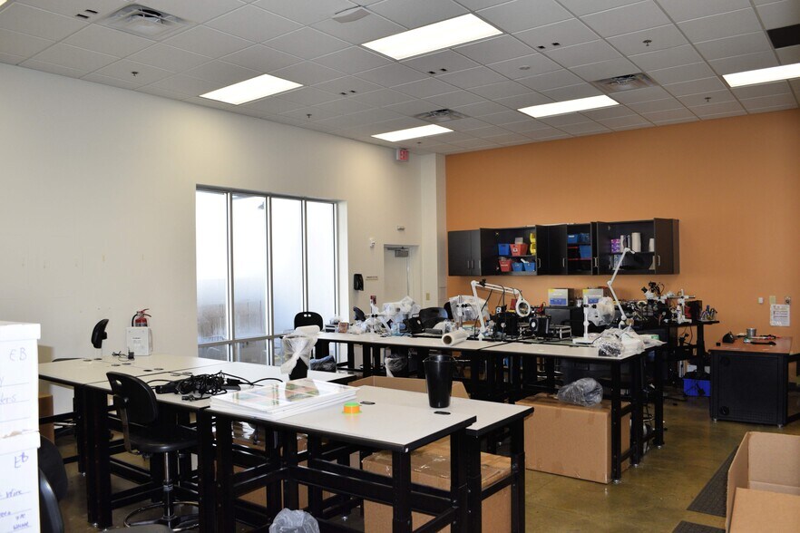 More Photos Of 400 W Pittman St, Orlando Light Distribution For Lease