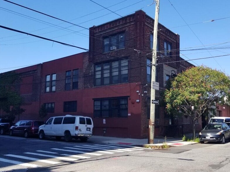 More Photos Of 64 Richards St, Brooklyn Warehouse For Lease