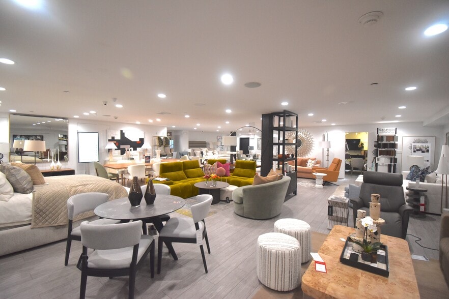 More Photos Of 1649 Northern Blvd, Manhasset Storefront For Lease