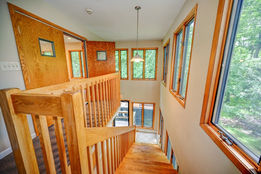 More Photos Of 270 Route 9 N, Manalapan Township Office For Lease
