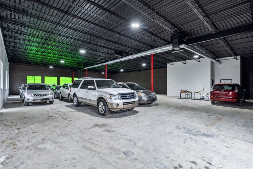 More Photos Of 2020 W Northwest Hwy, Dallas Freestanding For Sale